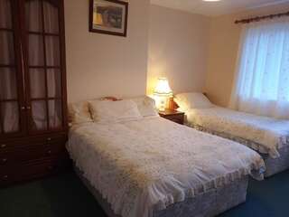 Отели типа «постель и завтрак» Lough Gill Lodge Triple Room with En Suite Слайго Трехместный номер-2