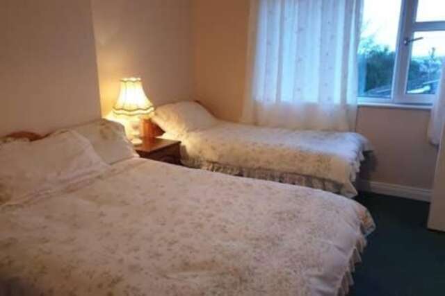 Отели типа «постель и завтрак» Lough Gill Lodge Triple Room with En Suite Слайго-13
