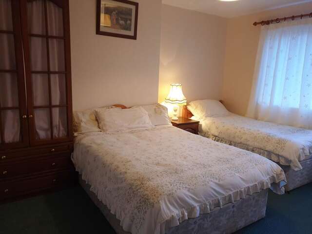 Отели типа «постель и завтрак» Lough Gill Lodge Triple Room with En Suite Слайго-7